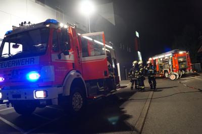 Anwohner entdecken Feuerschein und alarmieren die Feuerwehr in Sindelfingen